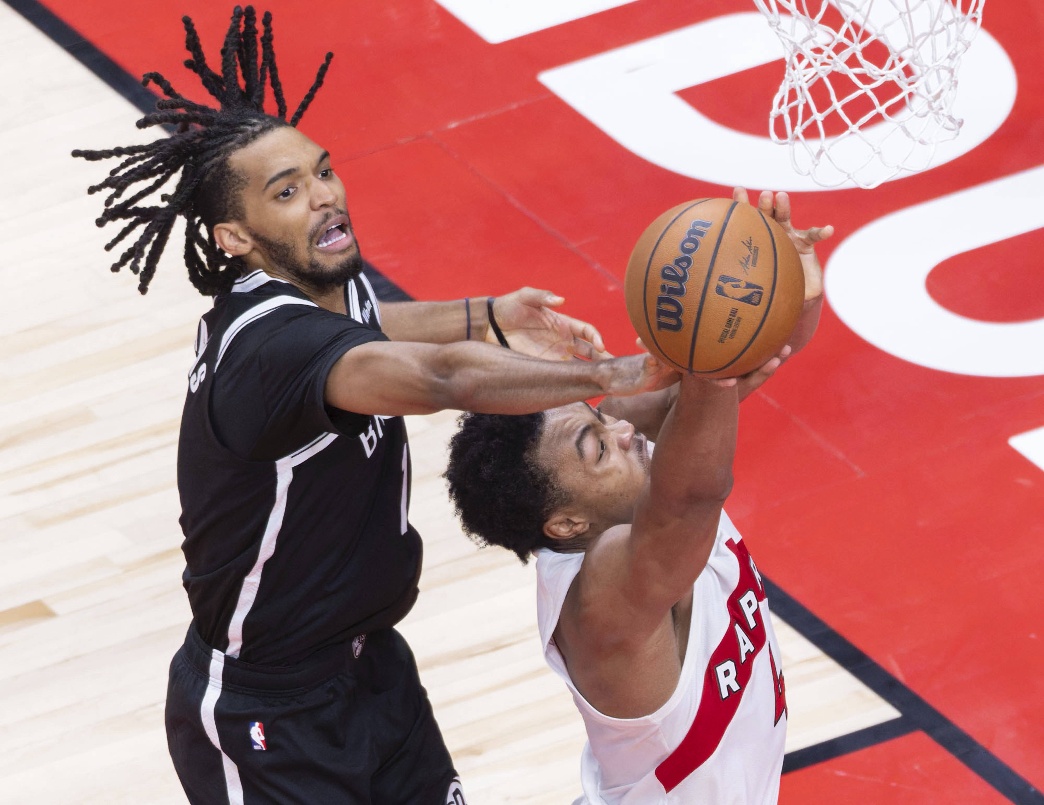 金年会中国官方入口-赛地聚焦——NBA总决赛关键时刻热度飙升，多伦多猛龙防线松动，信心回归，训练强度明显提升